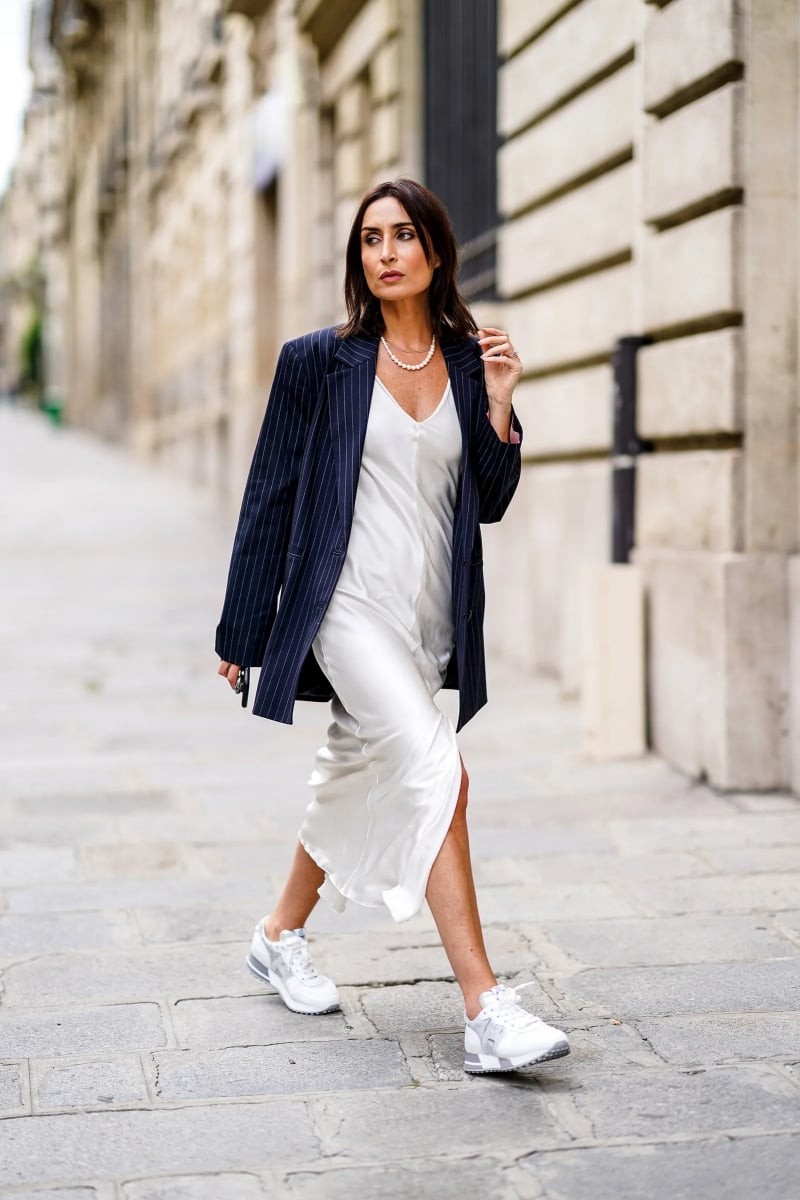 Khi khoác thêm blazer sắc nét, đây chính là công thức high-low mix & match quyến rũ nhất của mùa hè năm nay.