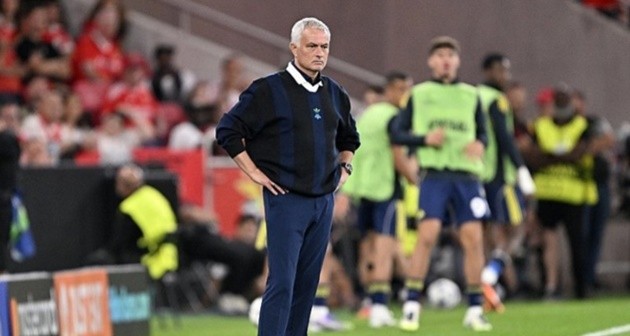 Mourinho và các học trò thất bại trước Benfica. 