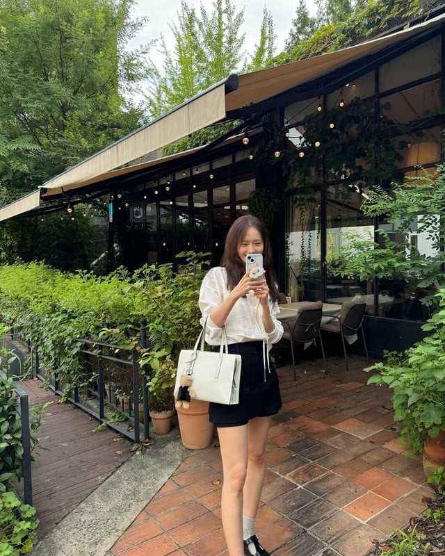 Công thức áo blouse trắng mix cùng chân váy ngắn dáng quần cũng mang lại sự trẻ trung và đáng yêu
