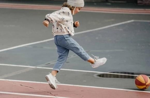 Nói cách khác, vận động giống như “liều thuốc bổ” cho não, giúp trẻ tỉnh táo, tập trung và học tốt hơn.
