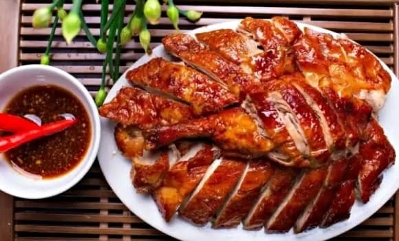 Thịt vịt giàu sắt và vitamin B12, hai dưỡng chất quan trọng giúp tạo hồng cầu và duy trì chức năng tế bào thần kinh.