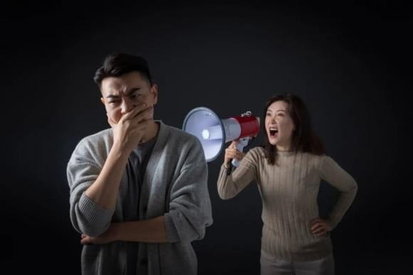 Một số người sống quá cầu toàn, luôn tìm kiếm lỗi lầm của người khác trong từng chi tiết nhỏ.