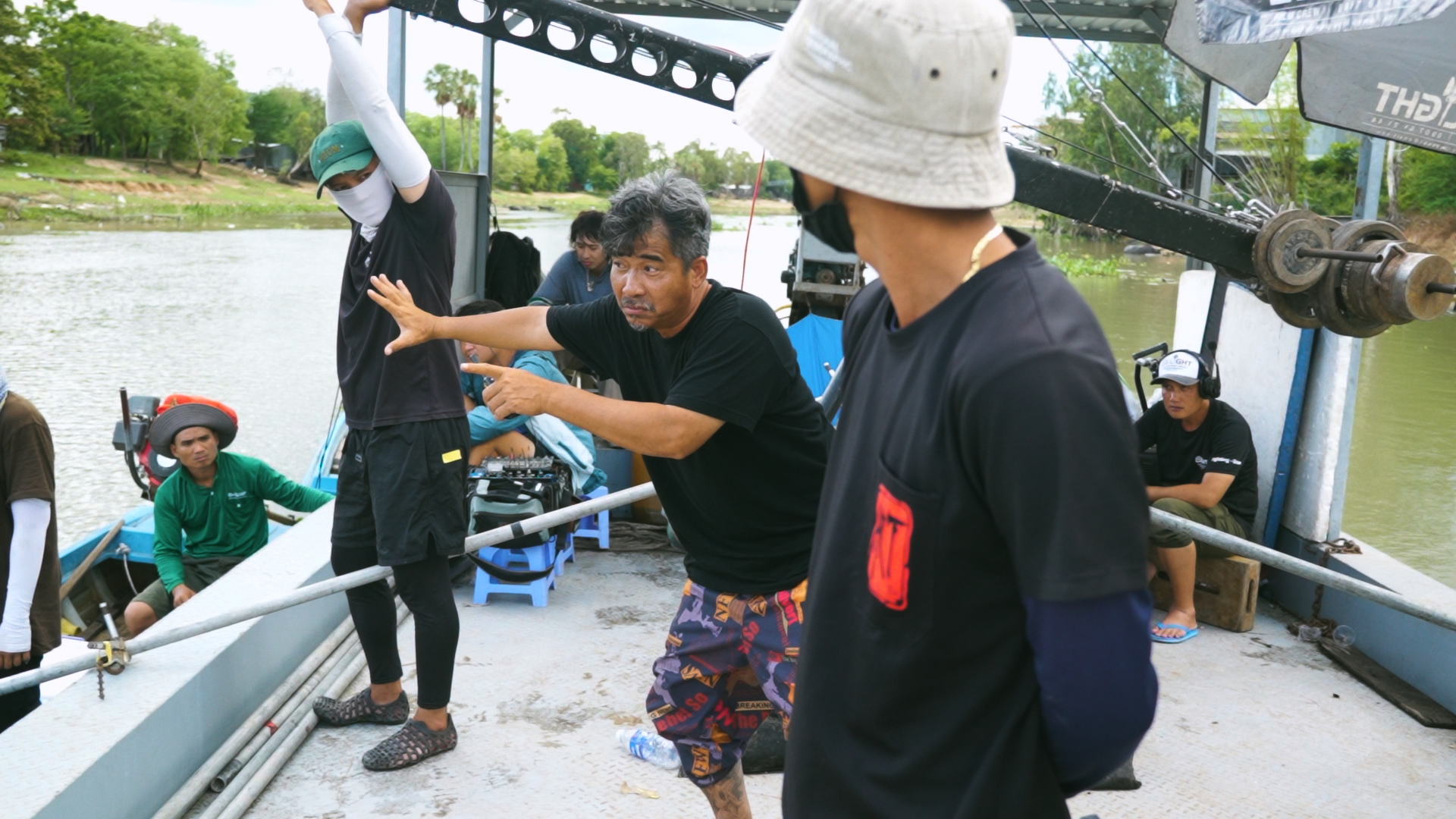 Đạo diễn Trung Lùn trực tiếp hướng các diễn viên trong quá trình sản xuất.