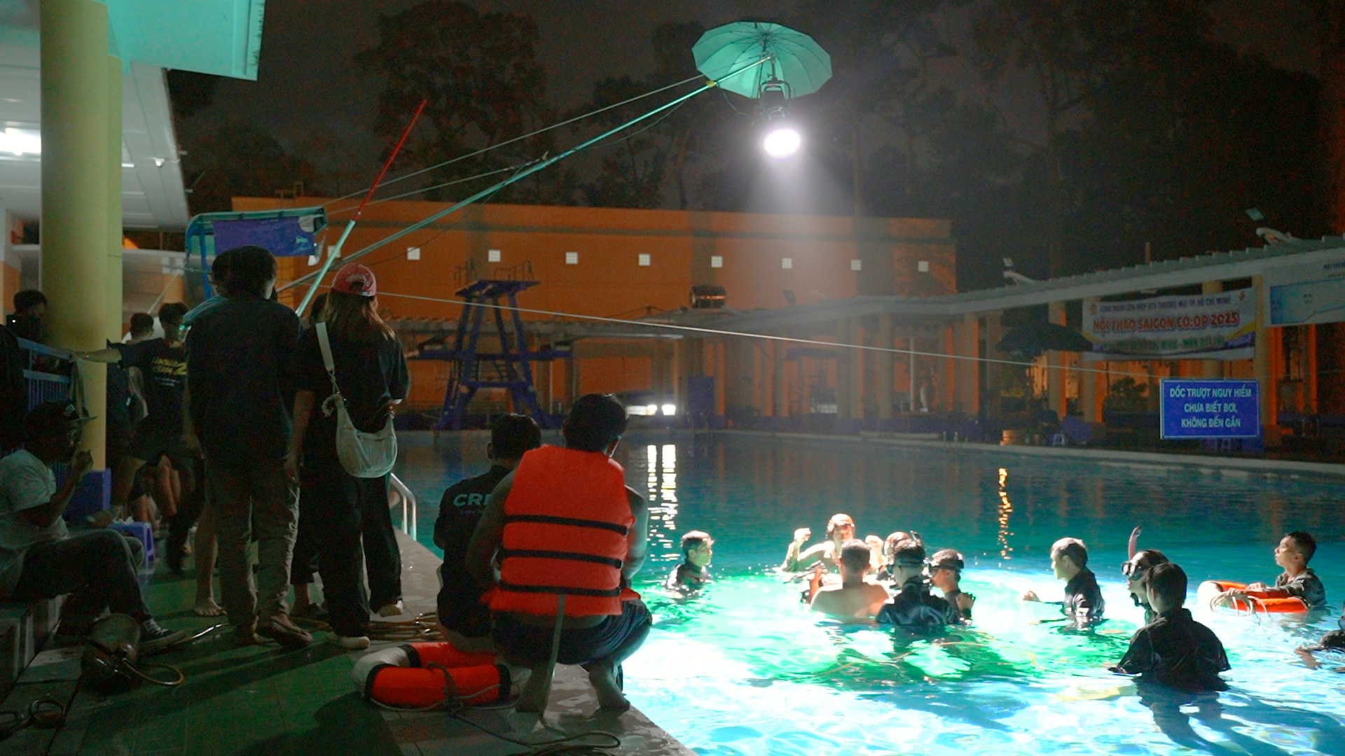 Đạo diễn Trung Lùn trực tiếp hòa mình vào những cảnh quay càng khiến khán giả tin rằng đây sẽ là phần phim “chịu chơi” hơn hẳn.