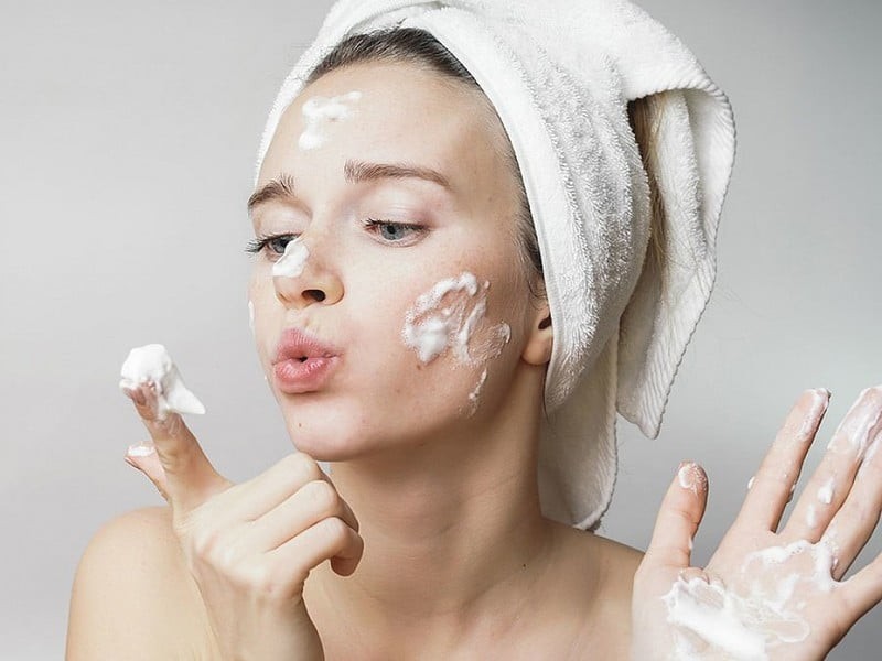 Khác với ngày 1, đây là bước tẩy da chết ở mức dịu nhẹ hơn.