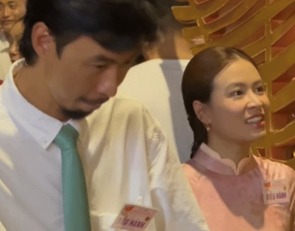 Cả hai được xếp đứng khá gần nhau trong hàng ngũ. Họ giữ khoảng cách nhỏ, hơi ngại ngùng