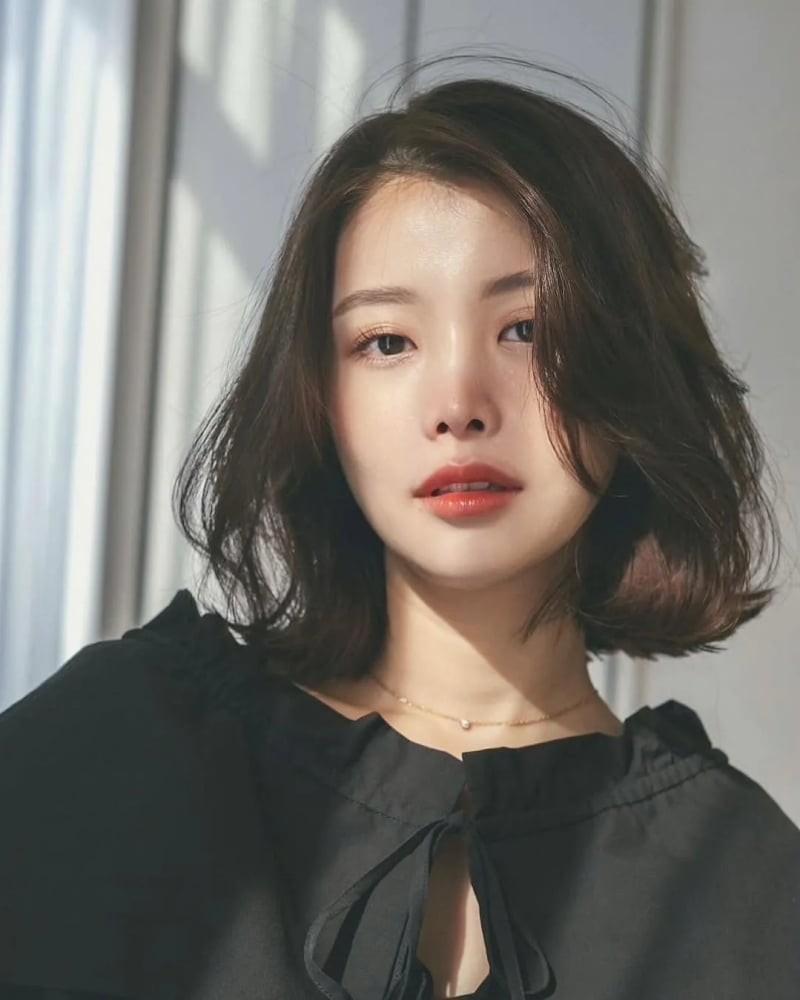 Hãy chọn ngôi lệch để tạo độ phồng ở đỉnh đầu, giúp tỉ lệ tổng thể hài hòa hơn.