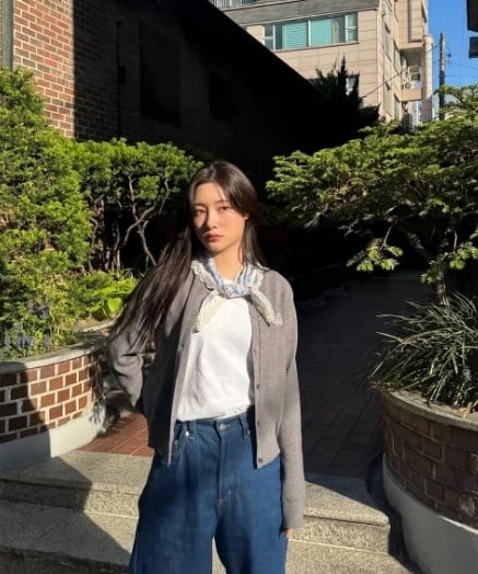 Những điểm nhấn vừa đủ này làm outfit trở nên tinh tế mà không mất đi sự gần gũi.