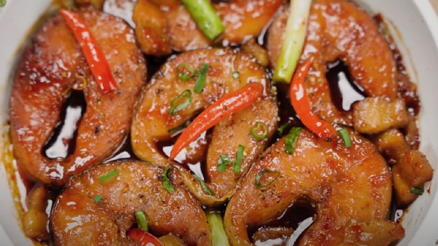 Để tạo màu cho cá kho, bạn cần sử dụng đến nước hàng/nước màu.