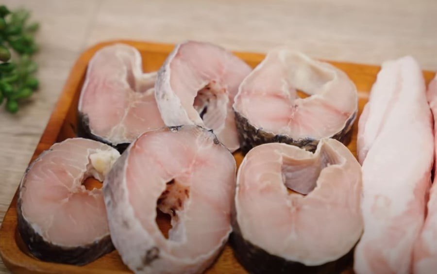 Cá mua về cần sơ chế sạch, để ráo nước trước khi kho.