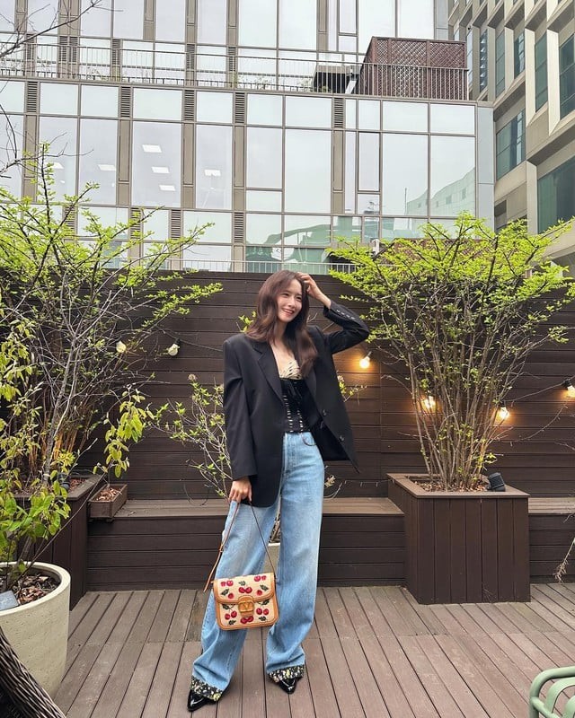 Yoona cũng không ngại thử những item gợi cảm như corset