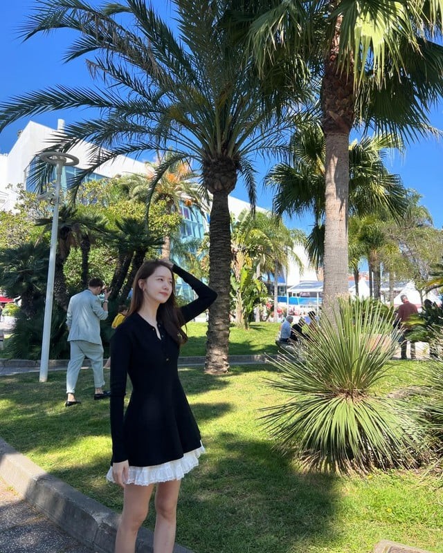 Yoona chọn váy ngắn đen có diềm trắng