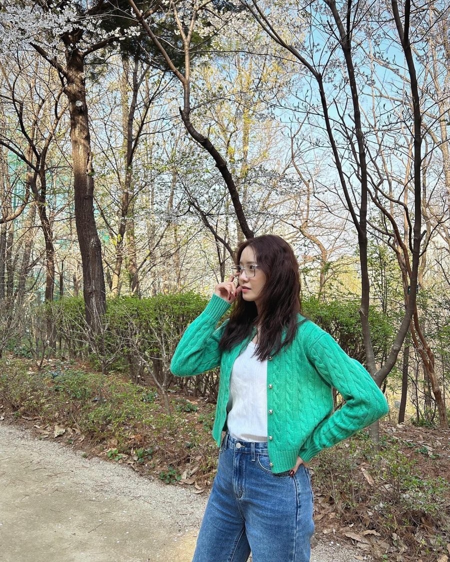 Một công thức đơn giản khác nhưng cực kỳ hiệu quả là áo thun trắng + quần jeans xanh + cardigan xanh.