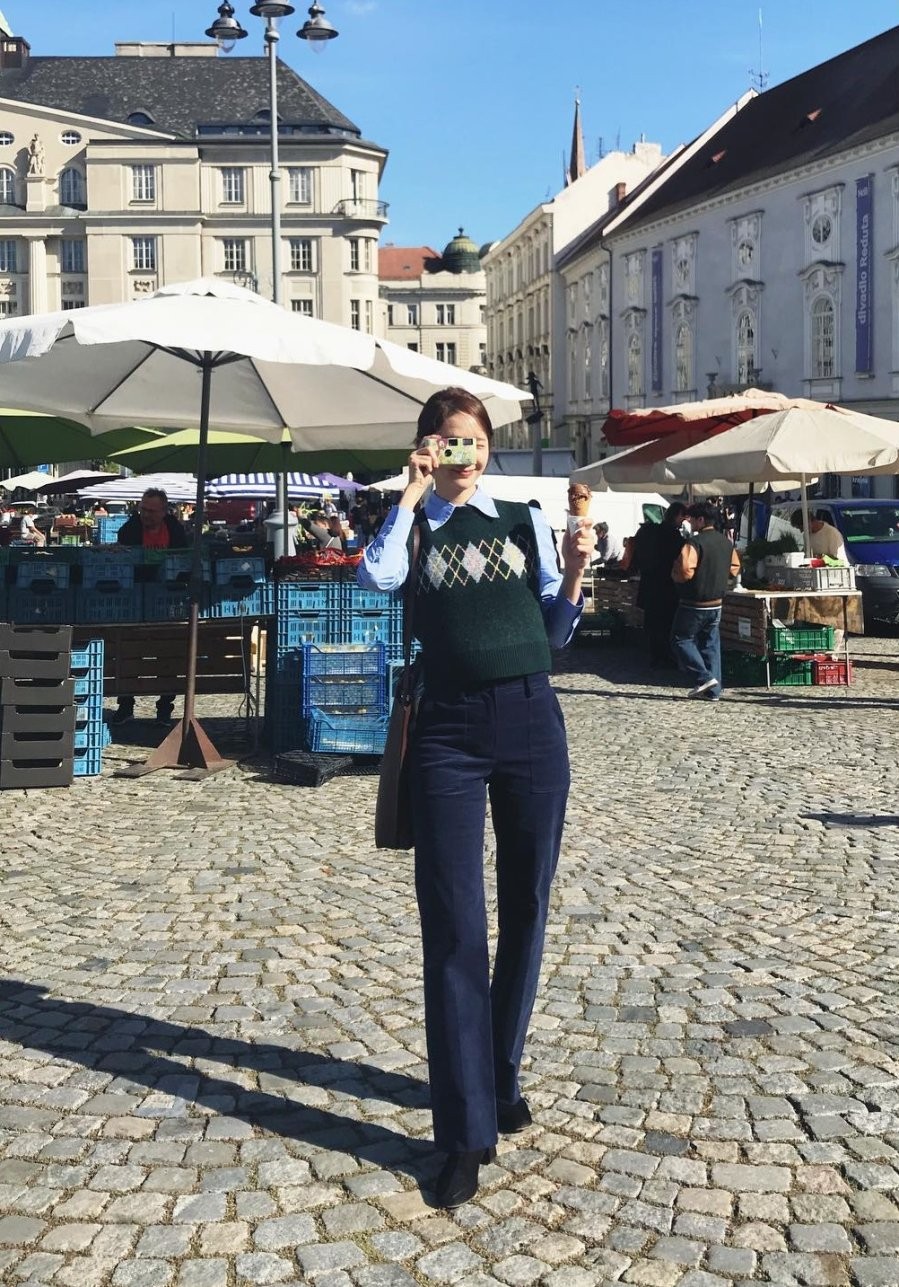 Outfit này vừa trẻ trung, vừa giúp vóc dáng thon gọn nhờ thiết kế áo lửng.