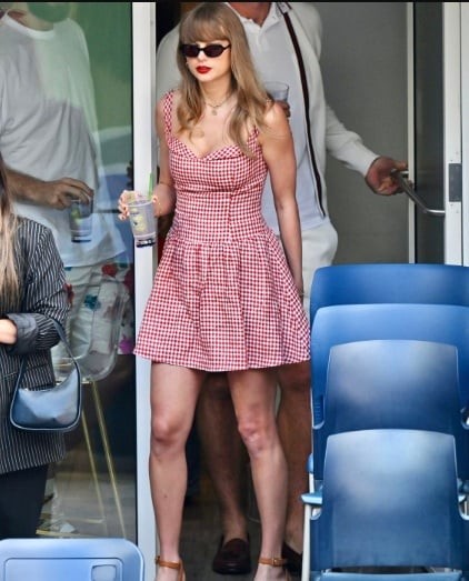 Không theo xu hướng sporty, Taylor chọn váy gingham đỏ Reformation khi xuất hiện tại U.S. Open. 