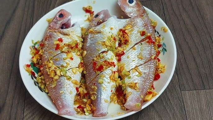 Trước hết là cần chọn cá còn tươi