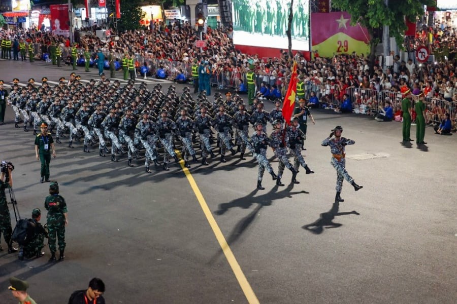 Trong thời gian tổ chức cấm đường, hạn chế phương tiện, Công an TP Hà Nội bố trí hướng đi cho các ôtô thuộc diện tạm cấm.