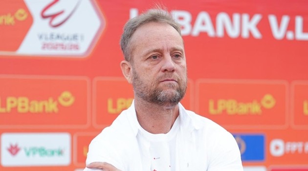 Ông Alexandre Polking vẫn chưa hài lòng dù đánh bại Hà Nội FC.