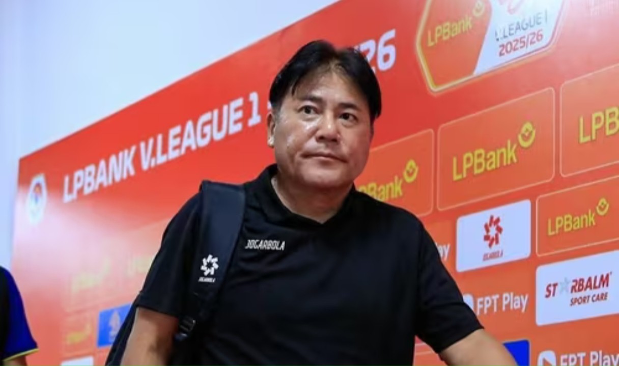 HLV Makoto Teguramori đang đối mặt với áp lực.