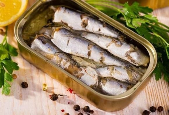 Omega-3 trong cá mòi còn giúp cơ thể tăng cường sản sinh serotonin – loại hormone mang lại cảm giác thư giãn, nhờ vậy hỗ trợ giấc ngủ sâu và chất lượng hơn.