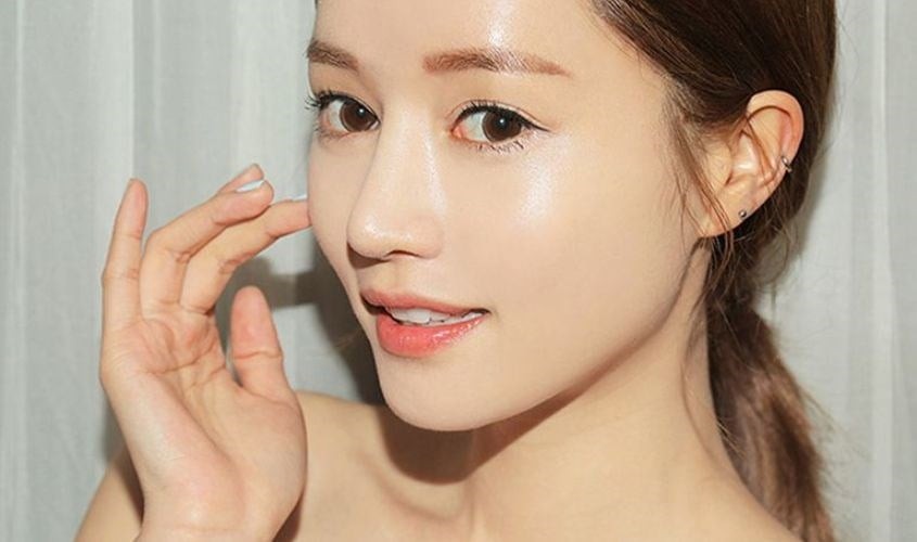 Tia UVA và UVB từ ánh nắng mặt trời gây hại trực tiếp đến tế bào da