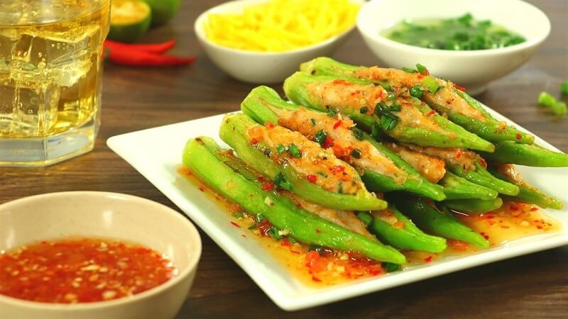 Đậu bắp nhồi thịt sốt chua ngọt – sự kết hợp hài hòa giữa vị giòn của rau và độ béo ngậy của nhân.