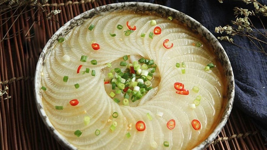 Món củ cải hấp thanh mát, trình bày đẹp mắt, thích hợp cho bữa cơm mùa thu nhẹ nhàng.