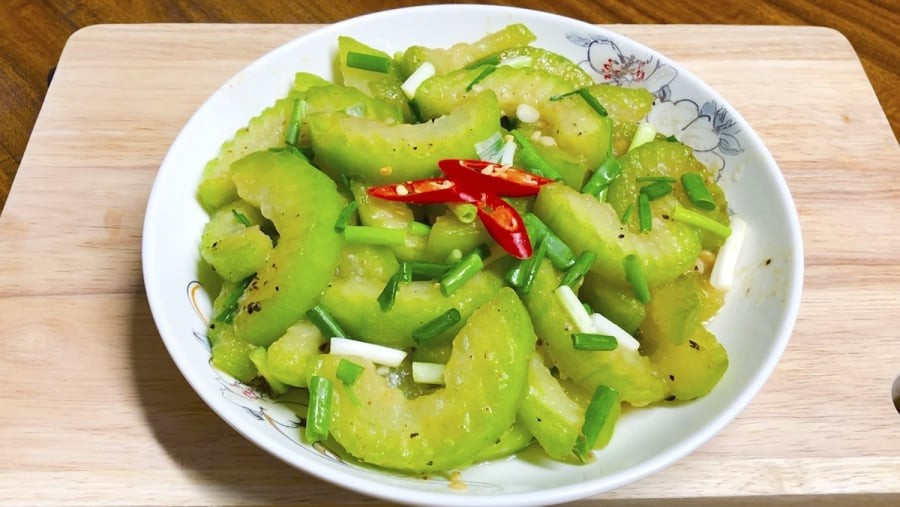 Bí đao xào tỏi xanh mướt, giòn ngọt tự nhiên, giúp giải nhiệt và làm mới thực đơn hằng ngày.