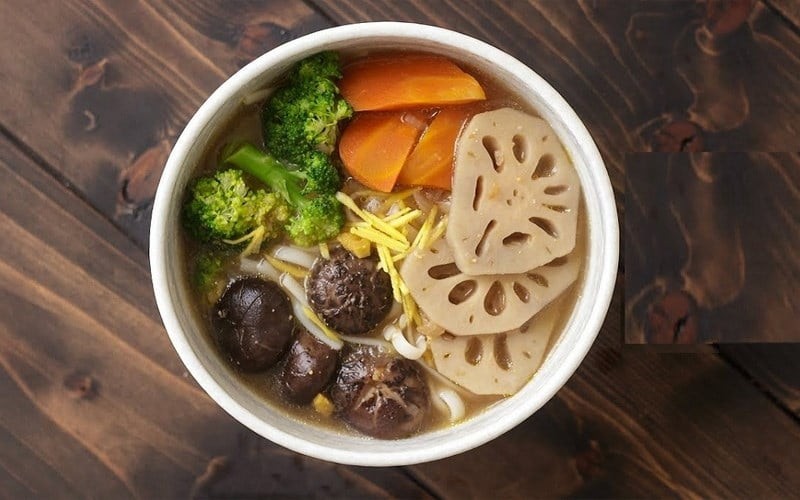 Canh củ sen hầm nấm và rau củ – món ăn thanh đạm nhưng giàu dinh dưỡng, thích hợp cho bữa tối nhẹ nhàng.