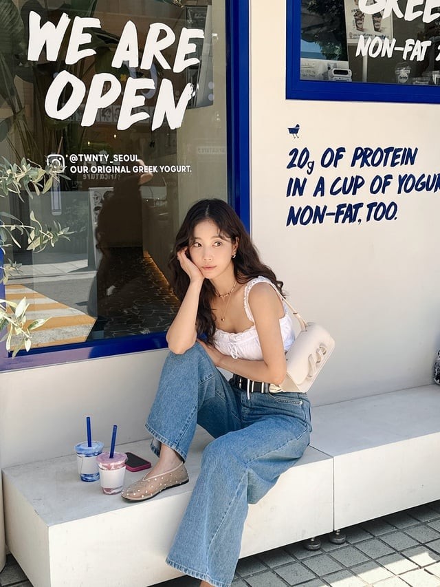 Khi đi dạo phố cuối tuần, Ki Eun Se thường khéo léo kết hợp thêm thắt lưng da, vòng c