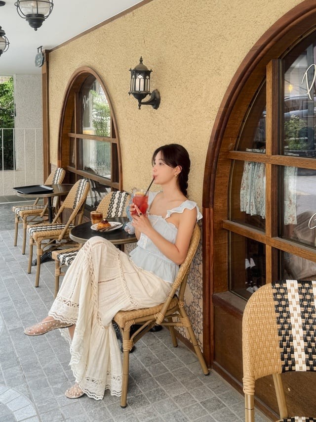Đôi giày búp bê xuyên thấu đính hạt cườm càng khiến diện mạo thêm phần duyên dáng.