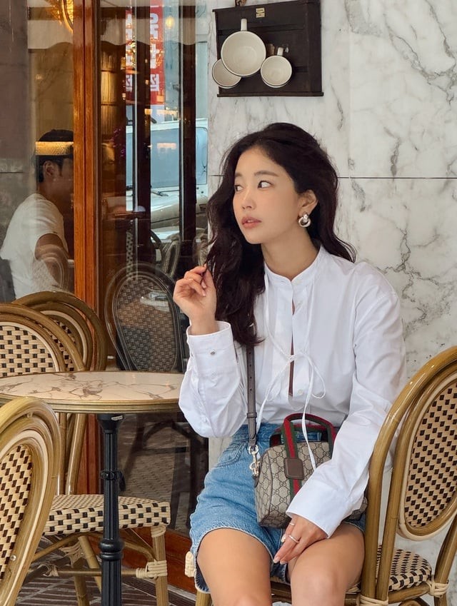 Set đồ này trẻ trung, năng động nhưng vẫn giữ được nét nữ tính