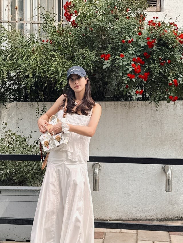 Ki Eun Se thường nhấn nhá thêm phụ kiện như mũ lưỡi trai hoặc ba lô họa tiết để tổng thể thêm phần cá tính.