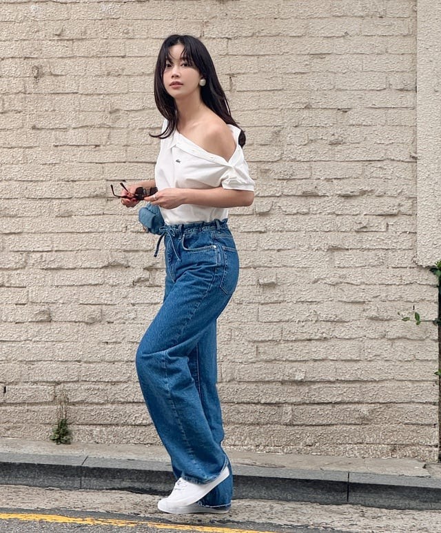 Áo blouse trắng mix với quần jeans xanh chính là “cặp đôi kinh điển” trong tủ đồ của mọi cô gái.