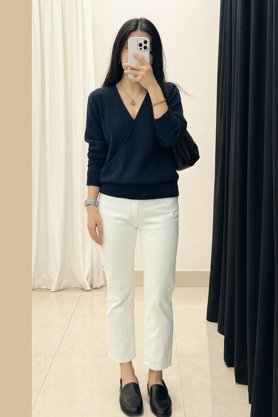 Trẻ trung, tươi sáng cùng quần côn trắng phối áo len xanh navy – công thức thanh lịch cho mùa xuân hè.