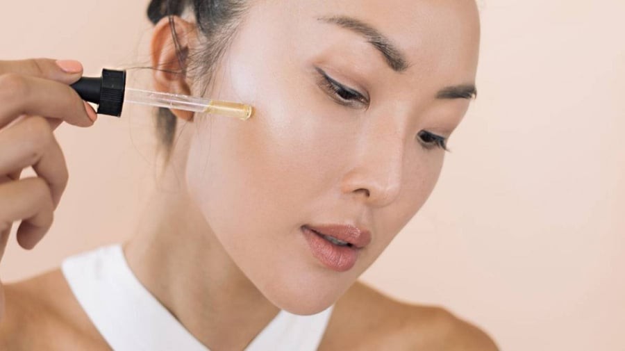 Về cách kết hợp với dưỡng ẩm, bạn có thể bôi retinol trước hoặc sau kem dưỡng tùy vào nhu cầu.