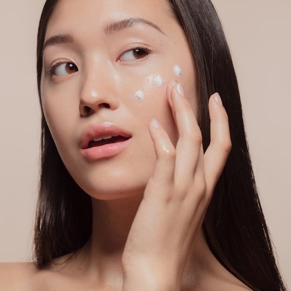 Retinol còn kích thích da sản sinh collagen tự nhiên, giúp da trở nên săn chắc, mịn màng và sáng khỏe hơn