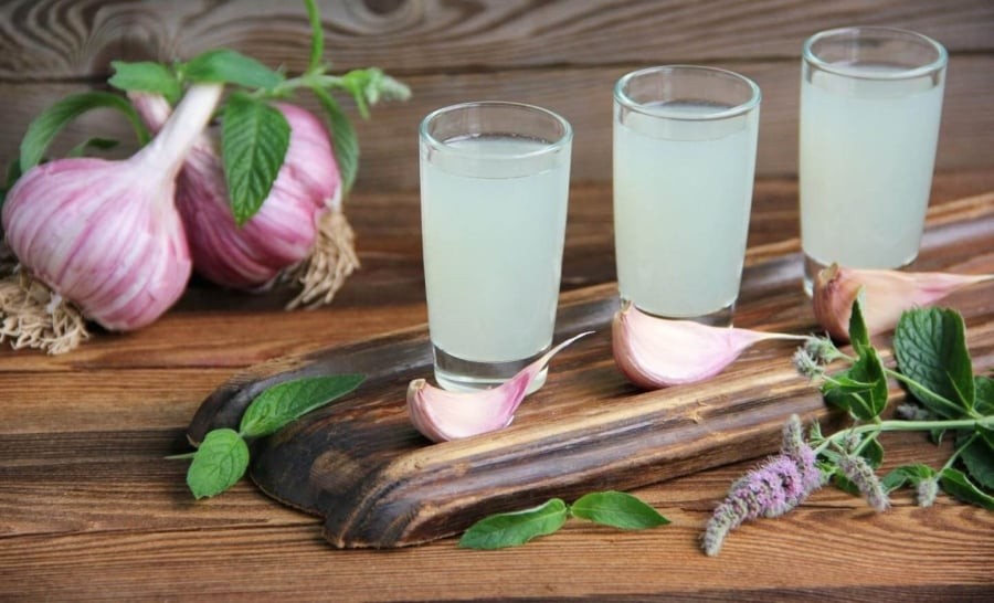 Uống nước tỏi ngâm vào buổi sáng