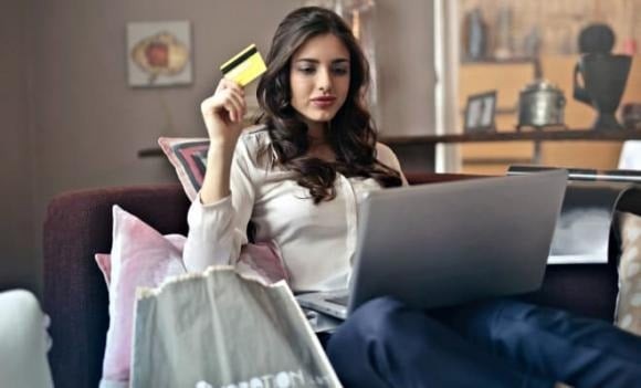Nếu bất động sản yêu cầu vốn lớn, thì chứng khoán lại mang đến cơ hội cho nhiều nhà đầu tư với số vốn linh hoạt nhưng tiềm năng sinh lời không hề nhỏ.