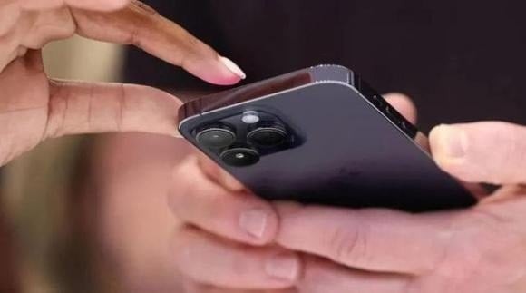 Nhiều người dùng nước ngoài đã quen với cảm giác mỏng nhẹ khi sử dụng điện thoại