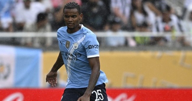 Akanji lọt tầm ngắm Milan.