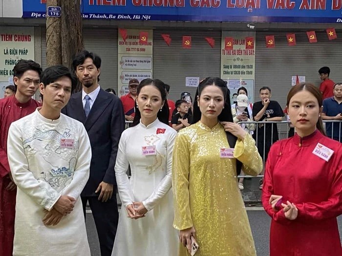 Hoàng Thùy Linh và Đen Vâu đứng chung khung hình cùng các nghệ sĩ trước giờ diễn ra buổi tổng duyệt.