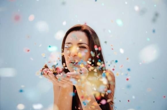 Hãy thử hình dung bạn cùng anh xuất hiện trong một bữa tiệc sang trọng, nơi mọi người bàn luận về kinh tế, văn hóa hay chính trị.
