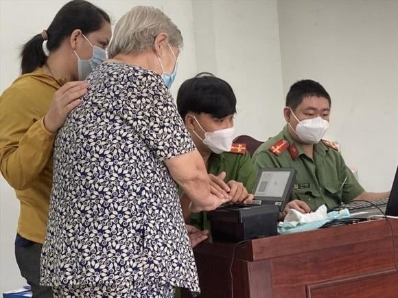 Luật Căn cước mới, được Quốc hội khóa XV thông qua ngày 27/11/2023 và có hiệu lực từ 1/7/2024, quy định rõ về thủ tục cũng như thời hạn sử dụng thẻ căn cước công dân.