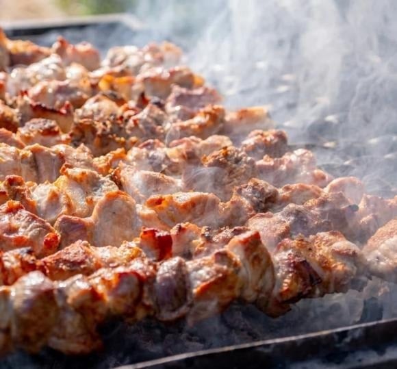 Các món chiên, rán, nướng than hay BBQ không chỉ chứa nhiều calo mà còn tạo ra các gốc tự do và chất gây ung thư khi chế biến ở nhiệt độ cao.