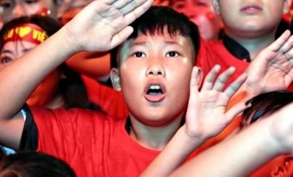 Vừa qua, Bộ Chính trị đã đồng ý chủ trương tặng quà cho tất cả công dân Việt Nam nhân dịp kỷ niệm 80 năm Cách mạng Tháng Tám và Quốc khánh 2/9, mỗi người nhận 100.000 đồng bằng tiền mặt.