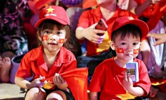 Văn phòng Chính phủ theo dõi, đôn đốc việc thực hiện công điện và báo cáo cấp có thẩm quyền những vấn đề vượt thẩm quyền.