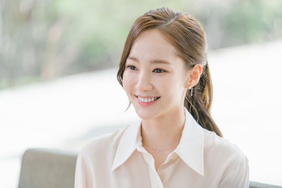 Nên chọn loại kem lót chứa thành phần dưỡng ẩm như glycerin hoặc chiết xuất lô hội để vừa cung cấp độ ẩm, vừa làm dịu da