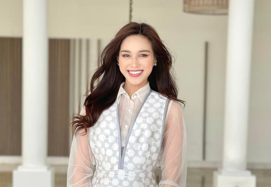 Cô cũng khẳng định nếu gặp được người phù hợp sẽ đồng ý, bố mẹ không hối thúc hay áp đặt chuyện yêu đương, lấy chồng.