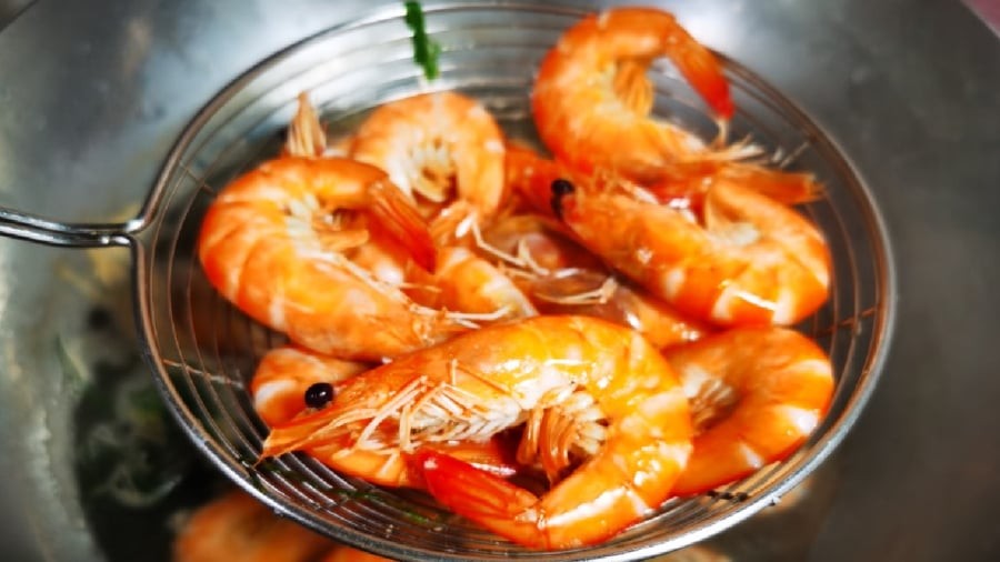 Bạn nên chờ nước nóng lên rồi mới cho tôm vào nồi để luộc.